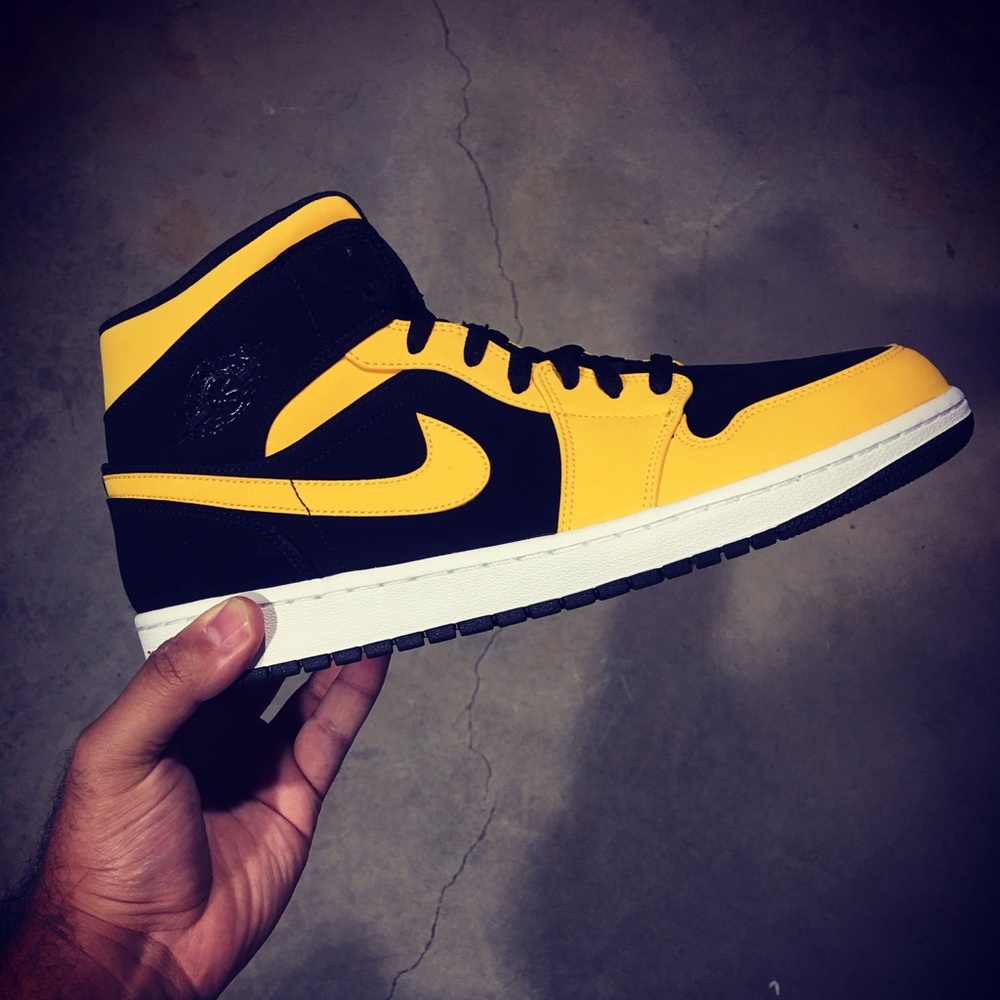 Air Jordan 1 Mid (yellow/Black)- 554724-071 -Sz 12